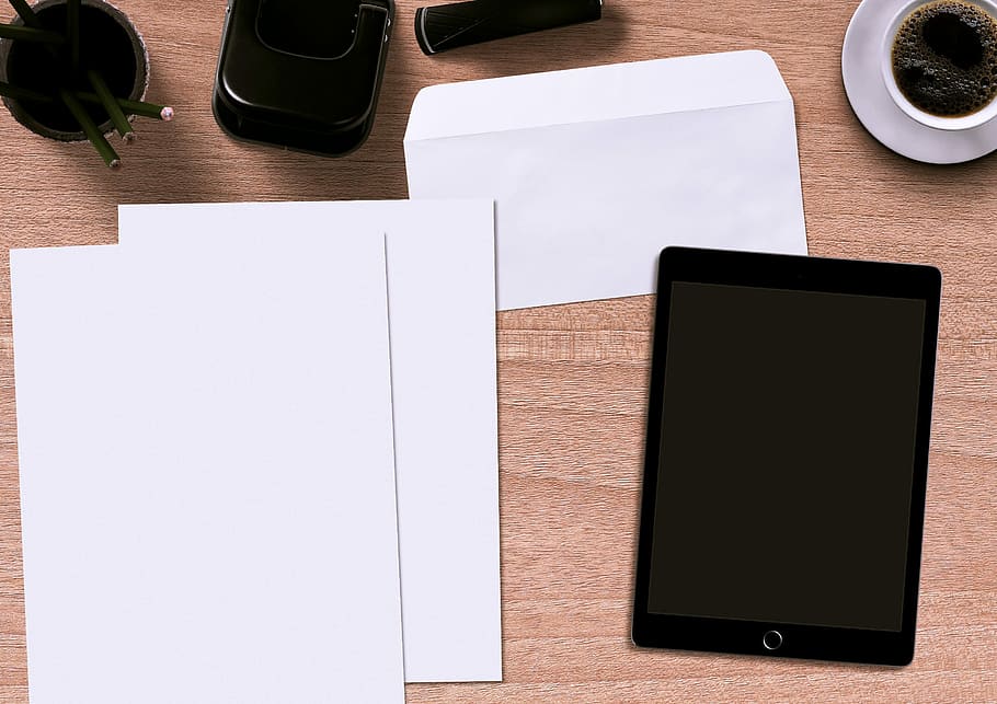 flad, lægge, fotografering, plads, grå, ipad, ved siden af, papirer, skriveblok, kuvert, bord, forlade, besked, papir, blok, pen, forretning, mail box, breve, sende, meddelelse, kontorartikler, brev trafik, korrespondance, mailing, Vær hilset, forretningsbrev, kopiere plads, tom, skrivebord, kontor, noter, scrapbooking, kontakt, kontor scene, blyant, stridigheder, kaffe, kop, kaffekop, tablet, pad, Tacker, hæftemaskine, patrice, Selskab, netværk, forestilling, markedsføring, social, hold, design, teknologi, trådløs teknologi, høj vinkel visning, direkte over, krus, drikke, blank, kaffe - drikke, ingen mennesker, skærm, digital tablet, 2K