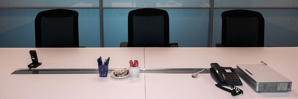 kantoor, bureau, werk, interieur, venster, geen mensen, binnenshuis, architectuur, dag, detailopname, tafel, meubilair, bedrijf, afwezigheid, veiligheid, in een rij, zwarte kleur, bescherming, stoel, teken, panoramisch, opleiding, vooraanzicht, 4K, CC0, publiek domein, royaltyvrij