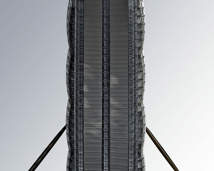 fotografia en escala de grisos, infraestructura, foto de baix angle, edifici, arquitectura, construcció, pont, finestra, reflexió, gratacels, metall, suport, línia, curf, diagonal, façana, alta - alta, estructura construïda, cel, cel clar, vista d’angle baix, exterior de l'edifici, naturalesa, cap gent, dia, torre, exterior d’edifici d’oficines, còpia espai, a l'aire lliure, ciutat, patró, escala, directament a sota, acer, 4K