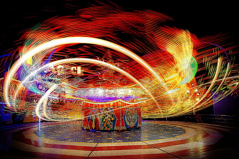 foto de lapse de temps, llums, decoració, Fira, recinte firal, carrusel, traces lleugeres, festa popular, mercat d’anys, plaer, passeig, diversió, enrenou, oci, Parc d'atraccions, al seu torn, entreteniment, roda de ferris, acció, moviment, adrenalina, nens, aviat, il·luminació, alt, colorit, cercles, velocitat, volar, carnies, fotografia nocturna, nit, resum, il·luminat, exposició llarga, multicolor, brillant, moviment borrós, cultura i entreteniment artístic, celebració, arquitectura, sender lleuger, cap gent, ciutat, girant, passeig pel parc d’atraccions, estructura construïda, esdeveniment, llum, llana de filferro, 4K, CC0, domini públic, lliure de regalies