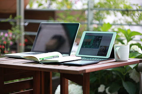 hvid, tablet computer, computer tastatur, bord, krus, notesbog, ipad, lanse, arbejde, tablet, mobil, digital, bærbar, tablet PC, trådløs, notesblok, meddelelse, computer, trådløs teknologi, teknologi, forbindelse, fokus på forgrunden, forretning, dag, offentliggørelse, møbel, Bestil, udendørs, kop, bærbar informationsenhed, ingen mennesker, plante, drikke, bruger bærbar computer, glas, 5K, CC0, offentligt domæne, royaltyfrie
