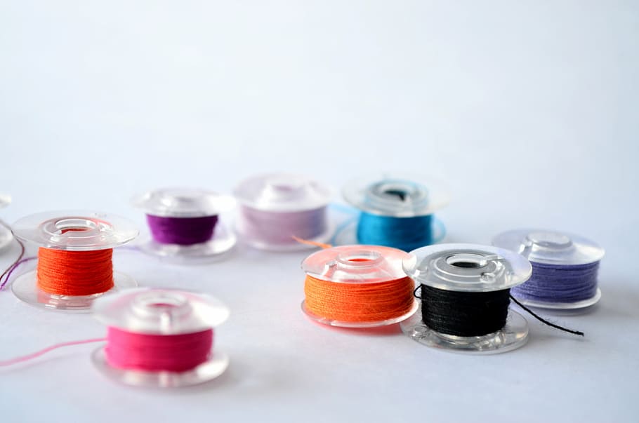 fils de colors assortits, clar, bobines de plàstic, bobines, fil, cosir, tèxtil, costura, artesania, sastre, bobina, tir de l'estudi, cap gent, grup d'objectes, a l'interior, primer pla, elecció, còpia espai, fons blanc, salut i medicina, variació, grup mitjà d'objectes, fons de colors, natura morta, recerca, multicolor, educació, enfocament selectiu, sang, ciència, fons blau, 4K