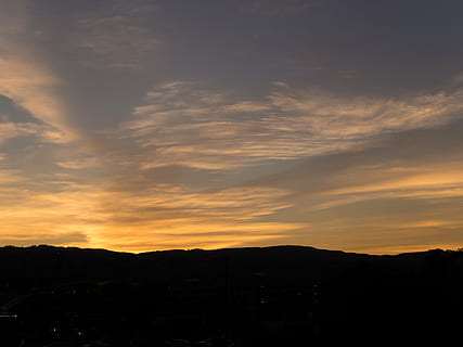 posta de sol, cel, núvol, al capvespre, silueta, núvol - cel, escenics - natura, bellesa a la natura, cap gent, escena tranquil·la, tranquil·litat, naturalesa, medi ambient, paisatge, muntanya, arquitectura, color taronja, a l'aire lliure, idíl·lic, escena no urbana, exterior de l'edifici, estructura construïda, fosc, 4K, CC0, domini públic, lliure de regalies