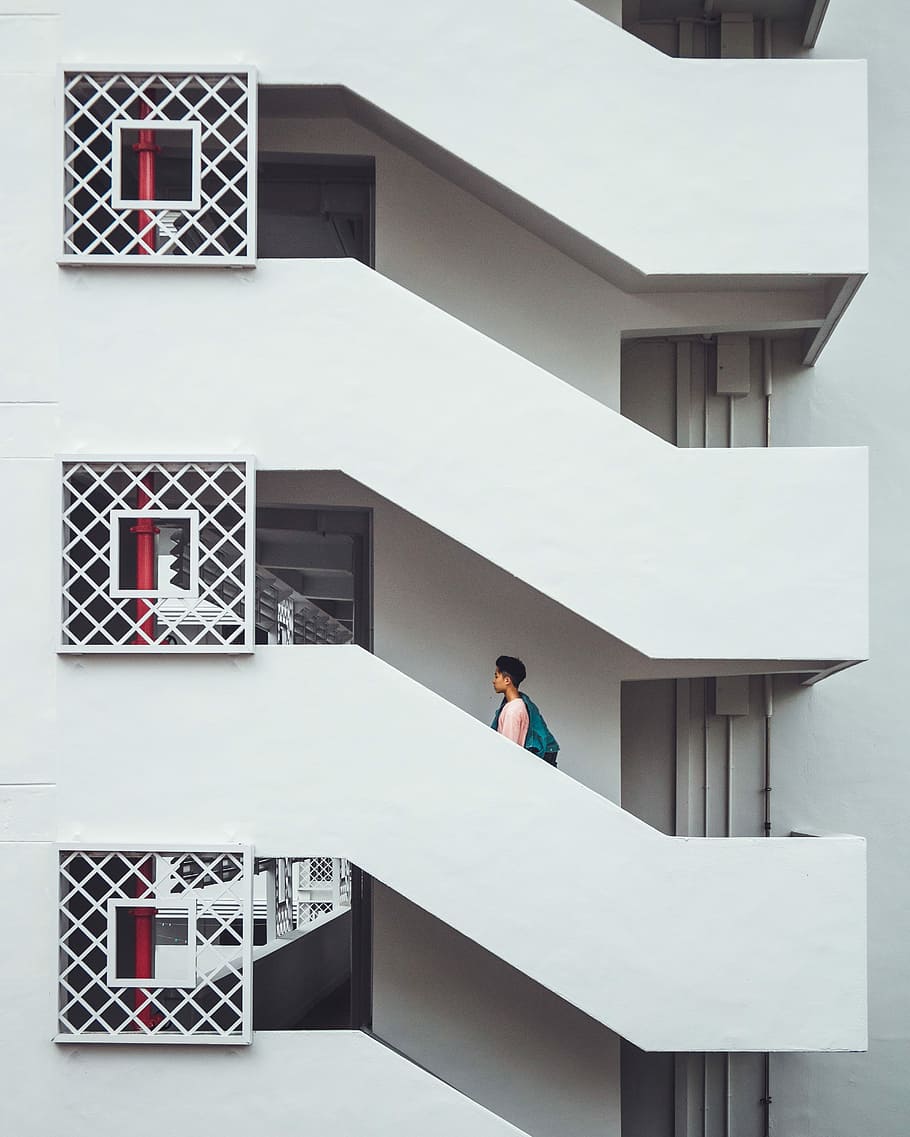edificio in cemento bianco, ragazzo, a piedi, bianca, calcestruzzo, Casa, giorno, modello, uomo, scala, costruzione, esterno dell'edificio, ripetizione, ripetitivo, salendo, Singapore, maschio, rosso, architettura, balcone, le scale, struttura costruita, una persona, persone reali, finestra, quartiere residenziale, Colore bianco, all'aperto, stili di vita, uomini, vista laterale, in piedi, attività di svago, lunghezza intera, natura, 4K