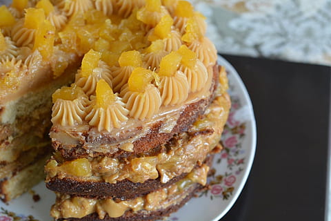 kage, ananas, dulce de leche, mad, mad og drikke, overbærenhed, sødt mad, friskhed, tæt på, dessert, ingen mennesker, indendørs, klar til at spise, bagt, sød, plade, usund spisning, stilleben, fristelse, fokus på forgrunden, gul, bord, snack, papirplade, 1080P, CC0, offentligt domæne, royaltyfrie