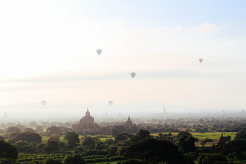 heiß, Luftballon, fliegend, Himmel, Antenne, Aussicht, Bäume, Häuser, Farben, Heißluftballons, tagsüber, Landschaft, schweben, fliegen, Ballon, Heißluftballon, Bagan, die Architektur, berühmter Platz, Pagode, Sonnenuntergang, draußen, Stadtbild, Buddhismus, Reise, gebaute Struktur, Anbetungsstätte, Religion, keine Leute, Luftfahrzeug, in der Luft, Natur, Reiseziele, Szenen - Natur, Baum, Gebäudehülle, Pflanze, Tourismus, Umgebung, 5K, CC0, gemeinfrei, lizenzfrei