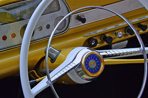 samochód, oldtimer, żółty, deszcz, Stary samochód, weteran, zabytkowe pojazdy, transport, klasyczny, styl, retro, automatyczny, stary, zabytkowy samochód, rząd, pojazd, technika, środek transportu, żadnych ludzi, staromodny samochód, w stylu retro, podróżować, panel sterowania, dzień, czas, zegar, zbliżenie, pojazd silnikowy, luksus, metal, wysoki kąt widzenia, numer, kierownica, 2K, CC0, domena publiczna, darmowe zdjęcia
