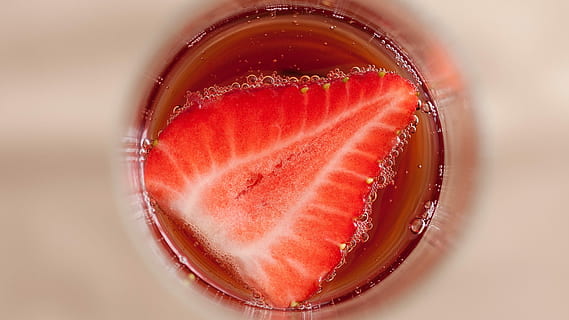 Erdbeere, Makro, Rost, rot, frisch, Essen und Trinken, Lebensmittel, gesundes Essen, Obst, Frische, Wohlbefinden, drinnen, Erfrischung, Scheibe, keine Leute, direkt darüber, Getränk, Trinkglas, Zitrusfrucht, Glas, Nahansicht, Haushaltsausstattung, Grapefruit, Blutorange, Studioaufnahme, Versuchung, 1080P, CC0, gemeinfrei, lizenzfrei