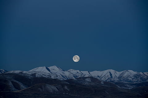 branco, Preto, Alto, montanhas, azul, céu, cheio, lua, céu azul, lua cheia, montanha, neve, natureza, cadeia de montanhas, panorama, scenics, Pico da montanha, Himalaia, ao ar livre, ninguém, inverno, copie o espaço, astronomia, scenics - natureza, cena tranquila, beleza na natureza, noite, tranquilidade, meio Ambiente, espaço, céu limpo, montanha coberta de neve, luar, lua planetária, acima, 5K, CC0, domínio público, royalty free