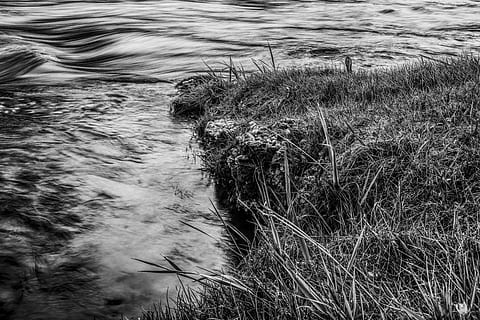 dramatic, apă, iarbă, ierburi, bancă, val, reflecții, reflecţie, cu efect de seră, plantă, natură, zi, nici o persoana, creştere, mare, frumusețe în natură, teren, liniște, mişcare, vedere în unghi mare, în aer liber, plajă, o scenă liniștită, scenice - natura, scenă non-urbană, apă curgătoare, curgere, 5K, CC0, domeniu public, fără drepturi de autor