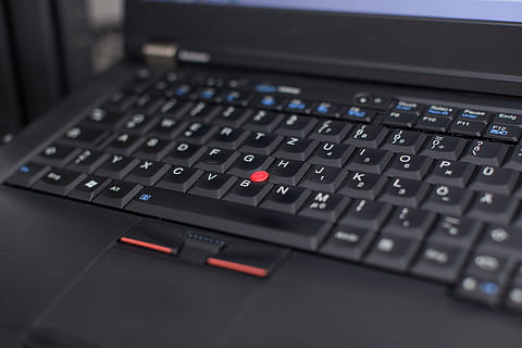 computador portátil preto, teclado de laptop preto, Preto, notebook, chaves, teclado, botão, computador portátil, caderno, computador, tecnologia, teclado de computador, pc, Internet, o negócio, fechar-se, chave de computador, ninguém, dentro de casa, tecnologia sem fio, comunicação, equipamentos de informática, número, conexão, foco seletivo, alfabeto, texto, finança, dados, 5K, CC0, domínio público, royalty free