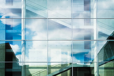 cielo, nubes, reflejado, paneles de vidrio, vaso, arquitectura, reflexión, ventana, escalera, edificio, fuera de, exterior, minimalista, nube, resumen, Berlina, estructura construida, exterior del edificio, material de vidrio, ciudad, oficina, moderno, día, edificio de oficinas exterior, nube - cielo, transparente, al aire libre, nadie, fotograma completo, naturaleza, vista de ángulo bajo, Distrito financiero, compuesto digital, rascacielos, 2K, CC0, dominio público, libre de derechos