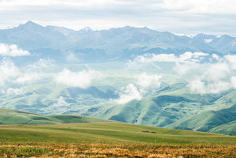 Weiß, Wolken, Grün, landet, tagsüber, weiße Wolken, Natur, Berg, Landschaft, szenen, Gebirge, draußen, Himmel, Hügel, wolke - himmel, ländliche Szene, Schönheit in der Natur, Blau, keine Leute, Sommer-, Tal, Landschaften, Szenen - Natur, ruhige Szene, Umgebung, Ruhe, Land, Nicht-städtische Szene, grüne Farbe, Tag, Pflanze, idyllisch, Gras, schneebedeckter Berg, Gipfel, 4K, CC0, gemeinfrei, lizenzfrei