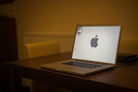geöffnet, MacBook, Tabelle, Laptop, Computer, Apfel, Schreibtisch, Arbeitsplatz, Arbeit, Technologie, Handy, Mobiltelefon, kabellos, kabellose Technologie, Verbindung, Kommunikation, Internet, drinnen, Computernetzwerk, keine Leute, Holz - Material, Computerbildschirm, kopieren sie platz, modern, Portabilität, Bildschirm, Computerausrüstung, Möbel, Wohnraum, 4K, CC0, gemeinfrei, lizenzfrei