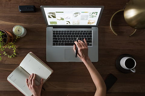 persoon, gebruik makend van, macbook, pro, notitieboekje, laptop, Mac, computer, browser, Onderzoek, studie, bedrijf, kantoor, werk, bureau, koffie, breken, Draadloze technologie, tafel, technologie, communicatie, verbinding, kop, drinken, menselijke hand, een persoon, mok, hand-, meubilair, hout - materiaal, binnenshuis, volwassen, laptop gebruiken, hoge hoekmening, toetsenbord, aardewerk, 4K, CC0, publiek domein, royaltyvrij