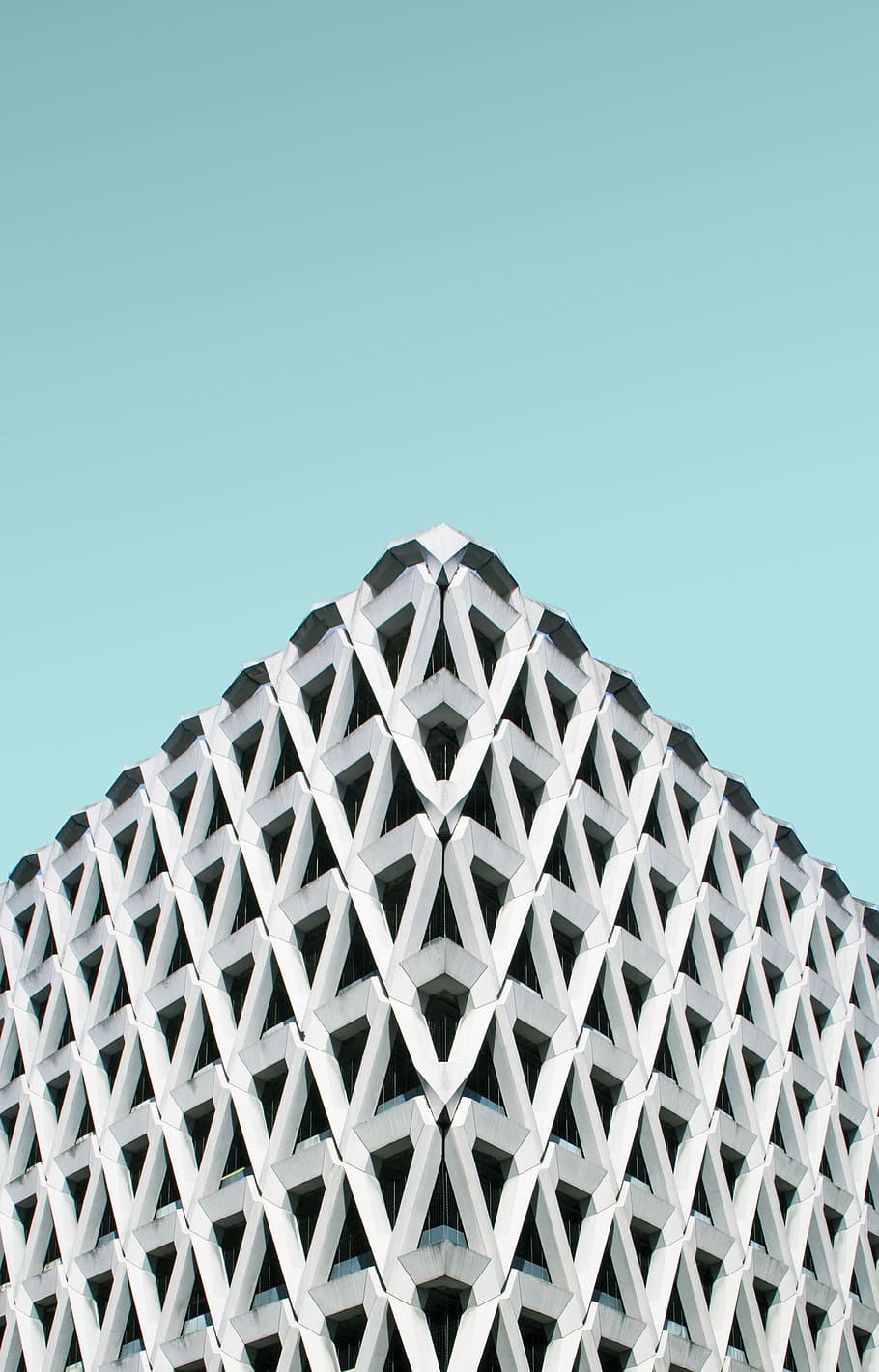 edifici de cantonada blanca, blanc, negre, edifici de temàtica triangular, arquitectura, estructura, edifici, forma, resum, finestra, concret, cel, blau, ciutat, urbà, modern, creatiu, façana, Londres, patró, cel clar, cap gent, vista d’angle baix, còpia espai, disseny, dia, naturalesa, estructura construïda, primer pla, metall, llum solar, a l'aire lliure, art i artesania, Color blanc, forma geomètrica, color plata, 2K