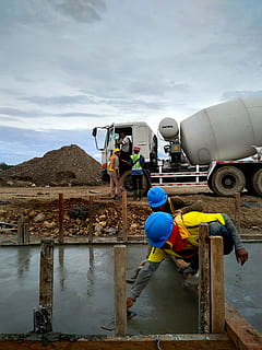 treballador de la construcció, concret, construcció, treballador, treballar, treball, tasca, construir, constructor, ferro, paio, equipament, escalar, indonesi, gent, treballador manual, indústria, homes, industria de la construcció, ocupació, lloc de construcció, dia, un sol home, només homes, adult, núvol - cel, manera de transport, cel, persones reals, naturalesa, transport, maquinària, aigua, a l'aire lliure, viatjar, vehicle terrestre, barreteria, 4K, CC0, domini públic, lliure de regalies