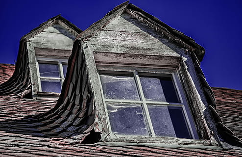 zems, leņķa fotografēšana, bēniņu logu, logu, mājas, vecs, ēka, jumts, dormer, slāneklis, arhitektūra, stikls, vecā ēka, mājas jumts, neapdzīvots, uzbūvēta struktūra, ēkas ārpuse, zems leņķa skats, debesis, dienā, nav cilvēku, raksturs, pamesta, māja, nolietojies, bojāts, novecojusi, koksne - materiāls, zils, ārā, vēsture, izpostīta, 2K, CC0, publiskais domēns, bez atlīdzības