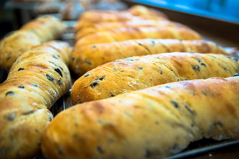 bröd, bageri, pinne, krispiga, stel, kök, mat och dryck, mat, friskhet, utegrill, värme - temperatur, närbild, inget folk, grillad, förberedelse, äta nyttigt, på rad, klar att äta, stor grupp av objekt, selektiv fokusering, grill, rostad, kött, dag, gul, välbefinnande, bricka, mellanmål, vitt kött, 2K, CC0, offentligt domän, royaltyfria