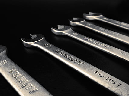 Schlüssel, Werkzeuge, Werkstatt, Hardware-, mechanisch, Metall, Arbeit, drinnen, Studioaufnahme, Nahansicht, keine Leute, einzelnes Objekt, schwarzer Hintergrund, Stillleben, silberfarben, Nummer, schwarze Farbe, Arbeitsgerät, Silber - Metall, Musik-, zwei Objekte, Scharf, Geschäft, Besetzung, Text, stehlen, 4K, CC0, gemeinfrei, lizenzfrei