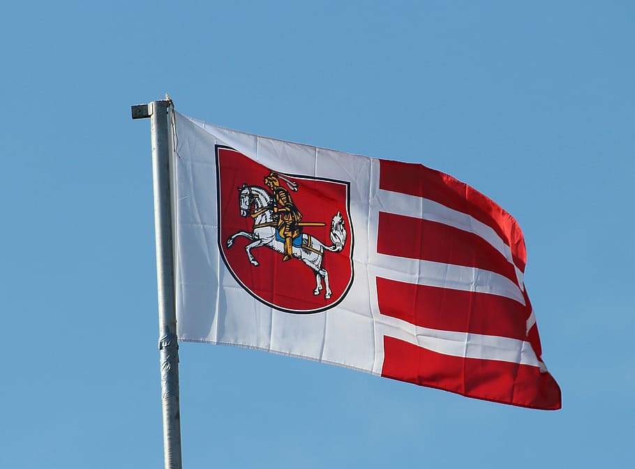 bandera, aleteig, cop, dithmarschen, vermell, el patriotisme, blau, a l'aire lliure, dia, vista d’angle baix, cel, naturalesa, cel clar, cap gent, vent, pol, medi ambient, signe, assolellat, comunicació, Llei, símbol, govern, 2K