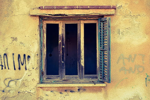 finestra, espatllat, trencat, casa, vell, abandonat, paret, decaïment, grunge, naufragis, arquitectura, estructura construïda, exterior de l'edifici, cap gent, primer pla, entrada, porta, edifici, tancat, seguretat, protecció, funció de construcció de parets, dia, groc, a l'aire lliure, barri residencial, 5K, CC0, domini públic, lliure de regalies