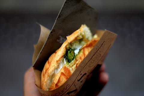 person, bedrift, sandwich pakke, sandwich, pakke, mad, ost, skive, brød, grøntsag, skærebræt, menneskelig hånd, mad og drikke, klar til at spise, friskhed, tag mad ud, tæt på, gourmet, fastfood, måltid, sund kost, mørk, fisk og skaldyr, japansk mad, menneskelig kropsdel, hånd, en person, snack, frokost, hotdog, bekvemmelighed mad, 5K, CC0, offentligt domæne, royaltyfrie