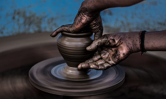 jarrón moldeado, persona que moldea, marrón, florero, barro, juegos, cerámica, alfarero, habilidad, arcilla, arte, mano humana, moldeando una forma, creatividad, hilado, Art º, artesano, torneado, fabricación, dedo humano, rueda, cerámico, artista, producto artesanal, pulgar, forma, mojado, de cerca, lanzamiento, creación, parte del cuerpo humano, Arte y artesanía, movimiento, ocupación, suciedad, mano, trabajando, pericia, una persona, movimiento borroso, dedo, al aire libre, 4K, CC0, dominio público, libre de derechos