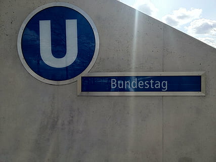 Berlin, tog, skjold, u, metro, Jernbanestation, Forbundsdagen, moderne, sol, hold op, skilt, meddelelse, tekst, Information, vestlige script, informationsskilt, ingen mennesker, murbygningsfunktion, arkitektur, vejledning, blå, dag, bygget struktur, vej, transportmidler, vejskilt, symbol, bygning udvendig, nummer, tæt på, udendørs, 2K, CC0, offentligt domæne, royaltyfrie