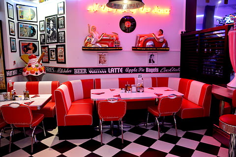 alb, de lemn, masa, roșu, scaune, așezare, restaurant, cafenea, scaun, nimeni, interior, modern, cameră, gol, mobila, decor, mese, alimente, mod de viata, confortabil, Masa de pranz, cadru, furculiţă, mobilier, proiecta, masa de seara, iluminat, upscale, cină, cantină, Corpuri, Afaceri, mancare si bautura, luxos, nici o persoana, bogatie, camera de zi, noapte, Modă, comunicare, în interior, eleganţă, pardoseală, parchet gresie, sticlă, viata de noapte, 5K, CC0, domeniu public, fără drepturi de autor