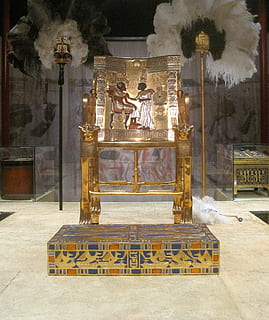 Marrone, di legno, sedia del faraone, trono, oro, opulento, re, storico, egiziano, arte e artigianato, religione, spiritualità, credenza, architettura, rappresentazione, rappresentazione umana, scultura, struttura costruita, somiglianza maschile, luogo di culto, illuminato, statua, storia, costruzione, il passato, in casa, natura, nessuno, altare, 2K, CC0, dominio pubblico, privo di copyright