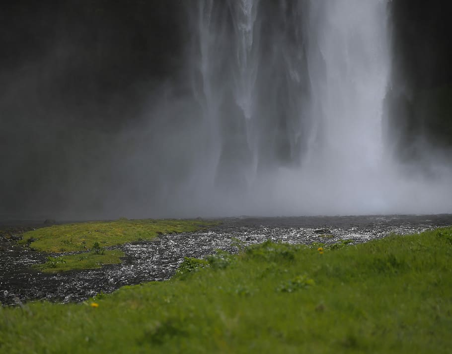 Foto, Wasserfälle, Grün, Rasenplatz, Low-Angle-View-Foto, Wasserfall, Wasser, Pfad, Gras, fließen, Szenen - Natur, Schönheit in der Natur, Pflanze, Natur, Ruhe, Land, ruhige Szene, keine Leute, Nebel, Nicht-städtische Szene, Bewegung, Langzeitbelichtung, Umgebung, draußen, Tag, idyllisch, Kraft in der Natur, fließendes Wasser, 2K