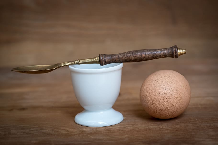 æg, høns æg, brunt æg, æggeskal, kyllingeprodukt, mad, ernæring, spise, oval, protein, tæt, æg kopper, ske, mad-fotografering, stilleben, mad og drikke, bord, træ - materiale, indendørs, friskhed, ingen mennesker, køkkenredskaber, tæt på, velvære, sund kost, spise redskaber, fokus på forgrunden, krydderi, husholdningsudstyr, Brun, mælk, æggebæger, morgenmad, 5K