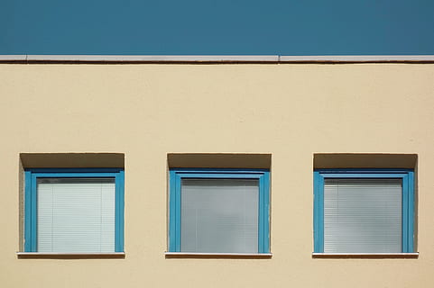 tre, blå, træ-, vindue, vinduespaneler, facade, arkitektur, hus, farve, bygning udvendig, bygget struktur, arkitektur og bygninger, udendørs, ingen mennesker, baggrunde, bygning, dag, murbygningsfunktion, boligområde, geometrisk form, side om side, lukker, lav vinkel visning, sollys, kopiere plads, hvid farve, persienner, vinduesramme, 4K, CC0, offentligt domæne, royaltyfrie