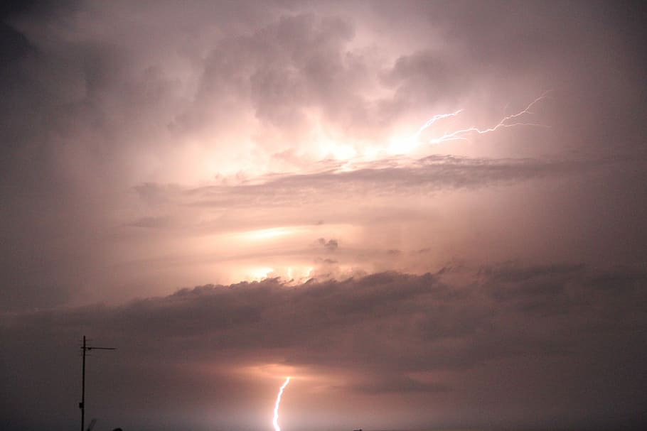 llampec, tempesta, tarda, llamps, tempesta, cel, núvol - cel, posta de sol, cel dramàtic, temps, naturalesa, estat d'ànim atmosfèric, bellesa a la natura, escenics - natura, cap gent, poder, poder a la natura, vista d’angle baix, tranquil·litat, núvol de tempesta, idíl·lic, a l'aire lliure, electricitat, meteorologia, 5K