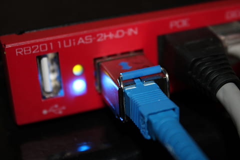 czerwony koncentrator ethernetowy, lan, hotel, komputer, router, Informatyka, Internet, buble, węzeł, rj45, kabel, serwer, infrastruktura, połączyć, system, technologia, zapora, ethernet, szerokopasmowy, wtyczka połączenia sieciowego, połączenie, porozumiewanie się, śieć komputerowa, zbliżenie, czerwony, Elektryczność, wyposażenie komputera, kabel komputerowy, wewnątrz, wtyczka elektryczna, żadnych ludzi, technologia bezprzewodowa, sprzęt telekomunikacyjny, selektywne skupienie, skupić się na pierwszym planie, zasilacz, wstawianie, 5K, CC0, domena publiczna, darmowe zdjęcia