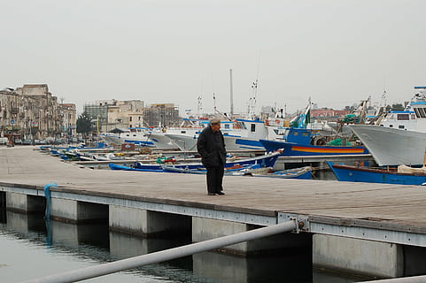 major, tercera edat, vell, port, vaixell nàutic, mar, moll, moll comercial, aigua, transport, una persona, manera de transport, amarrat, vista del darrere, dia, naturalesa, arquitectura, longitud completa, persones reals, cel, de peu, homes, ocupació, a l'aire lliure, indústria pesquera, veler, 2K, CC0, domini públic, lliure de regalies
