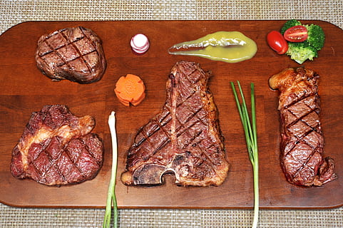 amigo, Manzo, bistecca, cibo, cibo e bevande, carne, carne rossa, in casa, freschezza, pomodoro, verdura, vista dall'alto, nessuno, direttamente sopra, natura morta, Spezia, barbecue, Pepe, mangiare sano, ingrediente, tagliere, preparando il cibo, cena, 2K, CC0, dominio pubblico, privo di copyright