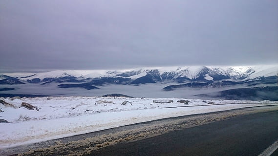 muntanya, muntanyes, núvol, cel, neu, la bruma, temperatura de fred, hivern, escenics - natura, bellesa a la natura, medi ambient, paisatge, núvol - cel, muntanya nevada, Serra, naturalesa, escena tranquil·la, gel, cap gent, tranquil·litat, aigua, dia, a l'aire lliure, cim de muntanya, 4K, CC0, domini públic, lliure de regalies