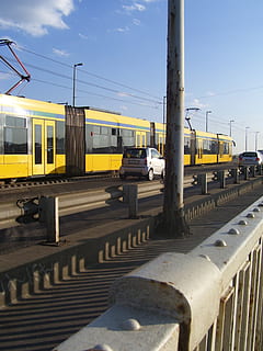 budapest, pont, elèctric, transport, manera de transport, cel, tren, transport per ferrocarril, naturalesa, tren - vehicle, transport públic, vehicle terrestre, connexió, vies del ferrocarril, pista, llum solar, a l'aire lliure, cap gent, dia, groc, estructura construïda, núvol - cel, arquitectura, autobús escolar, 2K, CC0, domini públic, lliure de regalies