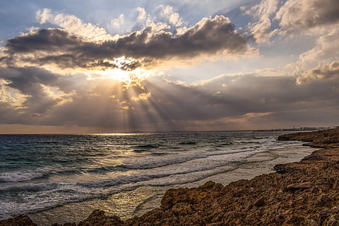ondulato, mare, sole, tramonto, cielo, nuvole, onde, luce del sole, raggio di sole, raggi, pomeriggio, paesaggio, costa, costa rocciosa, natura, ayia napa, Cipro, acqua, bellezza nella natura, scenics - natura, nuvola - cielo, orizzonte, orizzonte sull'acqua, spiaggia, la tranquillità, terra, scena tranquilla, idilliaco, nessuno, scena non urbana, all'aperto, 5K, CC0, dominio pubblico, privo di copyright