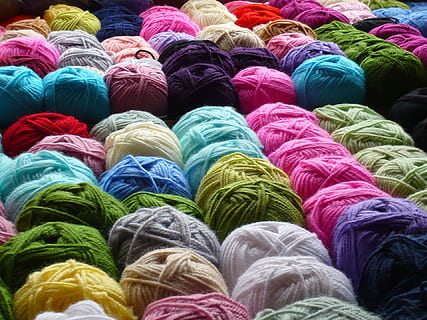 lote de fios de cores sortidas, fios, exibição, fio, lã, rolos, têxteis, colorida, tecido, coleção, grupo, meadas, bolas, ferida, azul, verde, amarelo, Rosa, Castanho, branco, vermelho, tricô, trabalhos manuais, multi colorido, têxtil, variação, industria têxtil, quadro completo, escolha, abundância, origens, grande grupo de objetos, arranjo, varejo, ninguém, à venda, material, em uma sequência, visão de alto ângulo, ainda vida, dia, dentro de casa, suavidade, 1080P