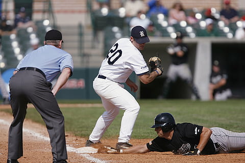 baseball, na początku bezpieczne, pierwsza baza, biegacz, akcja, przesuwny, kask, gra, sportowiec, rozjemca, gracz, pole, zespół, baza, brud, grać, mundur, trawa, pole bramkowe, rękawica, torba, atletyczny, blisko, etykietka, sport, zawody, baseball - sport, Grupa ludzi, kask sportowy, pełna długość, ludzie, nakrycia głowy, odzież, bezpieczeństwo, sport wyczynowy, baseballista, skupić się na pierwszym planie, mundur sportowy, mężczyźni, Wyposażenie sportowe, arbiter, wysiłek, 2K, CC0, domena publiczna, darmowe zdjęcia