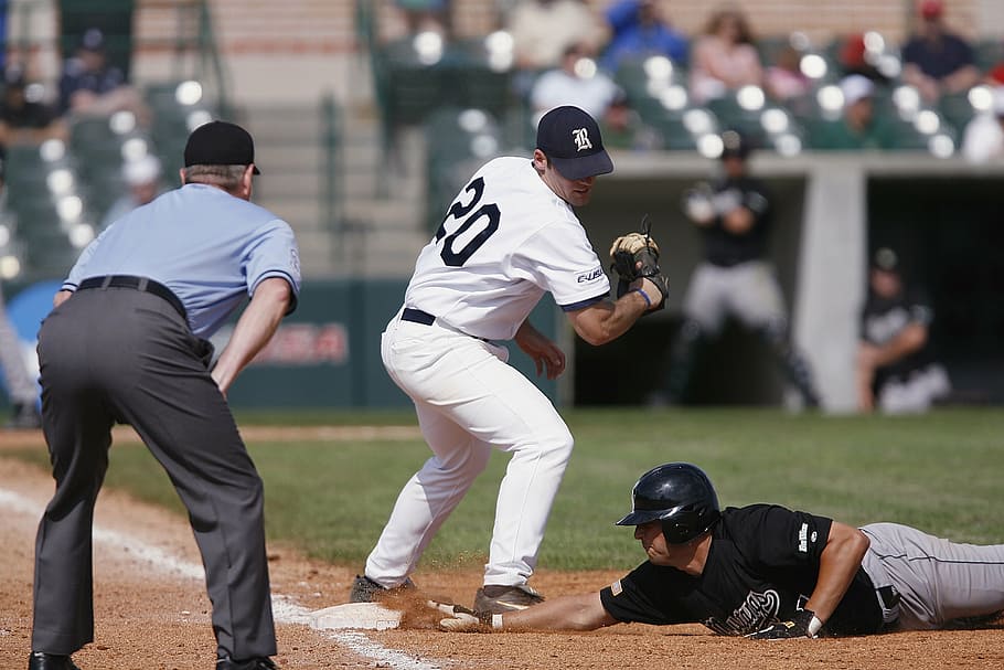 beisbol, segur al principi, primera base, corredor, acció, lliscant, casc, joc, atleta, àrbitre, jugador, camp, equip, base, brutícia, jugar, uniforme, herba, camp d'influència, guant, bossa, atlètic, tancar, etiqueta, esport, competició, beisbol - esport, grup de persones, casc esportiu, longitud completa, gent, barreteria, roba, seguretat, esport competitiu, jugador de beisbol, esportista, centrar-se en primer pla, uniforme esportiu, homes, equipament esportiu, l'àrbitre, esforç, 2K
