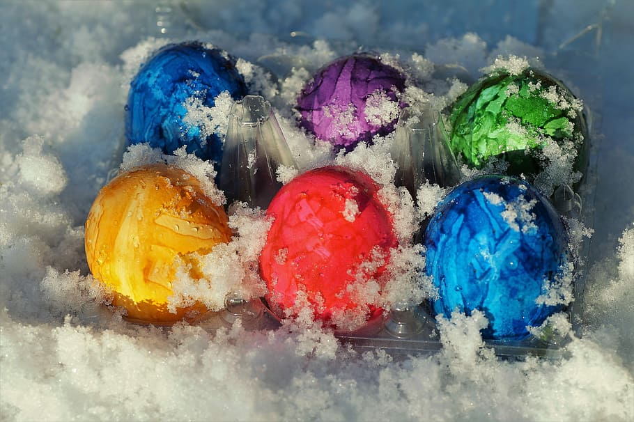 Pasqua, ous, color, vacances, a la neu, sota la neu, pasqua a la neu, fred, neu, la tradició de, hora de l’est, ou, decoració, ous de Pasqua, no tradicional, multicolor, cap gent, blau, temperatura de fred, congelat, natura morta, primer pla, a l'interior, art i artesania, naturalesa, variació, gel, elecció, creativitat, menjar i beguda, mineral, menjar, pintura, tir de l'estudi, aquarel·la, 5K