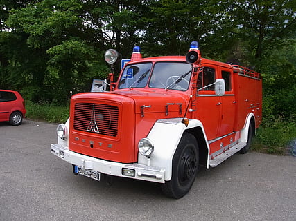 auto, vecchi tempi, fuoco, rosso, camion dei pompieri, mezzi di trasporto, veicolo terrestre, modo di trasporto, albero, strada, veicolo a motore, pianta, camion, stazionario, nessuno, giorno, città, natura, autopompa, all'aperto, veicolo terrestre commerciale, 2K, CC0, dominio pubblico, privo di copyright