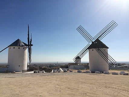 campo de criptana, molins, espanya, sorra, energia alternativa, energia eòlica, platja, estructura construïda, dia, energia renovable, generació de combustible i energia, conservació del medi ambient, turbina, aerogenerador, medi ambient, molí de vent tradicional, cel, terra, arquitectura, naturalesa, cel clar, llum solar, aigua, 2K, CC0, domini públic, lliure de regalies