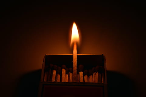 Streichholz, angezündet, Innerhalb, Streichholzschachtel, Flammen, einzigartig, anders sein, denken, spirituell, anders, Individualität, Clever, Besondere, zuversichtlich, Führung, positiv, Gewinner, Haltung, Erfolg, auffallen, Menge, Folgen, Kerze, Flamme, Feuer - natürliches Phänomen, Verbrennung, Kerzenlicht, glühend, dunkel, Religion, Spiritualität, Feuer, Hitze - Temperatur, drinnen, Natur, beleuchtet, Nahansicht, keine Leute, Holz - Material, Studioaufnahme, orange Farbe, Kamin, Feier, 5K, CC0, gemeinfrei, lizenzfrei