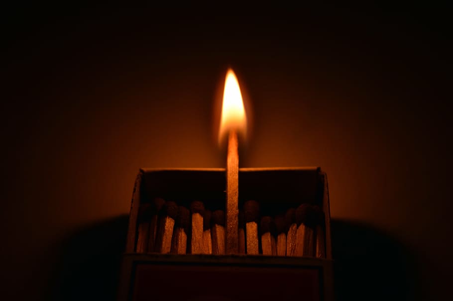 matchstick, encès, endins, caixa de partits, flames, únic, ser diferent, pensar, espiritual, diferent, individualitat, intel·ligent, especial, confiat, lideratge, positiu, guanyador, actitud, èxit, destaquen, multitud, segueix, vela, flama, foc - fenomen natural, cremant, espelmes, brillant, fosc, religió, espiritualitat, foc, calor - temperatura, a l'interior, naturalesa, il·luminat, primer pla, cap gent, material de fusta, tir de l'estudi, color taronja, llar de foc, celebració, 5K