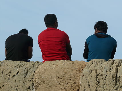 uomini, seduta, Cipro, mossa, parete, retrovisore, persone reali, cielo, stili di vita, persone, attività di svago, solidarieta, cielo sereno, abbigliamento casual, natura, blu, gruppo di persone, giorno, amicizia, terra, rosso, all'aperto, 2K, CC0, dominio pubblico, privo di copyright